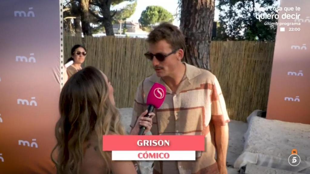 Marcos Grison habla con 'Socialité' en un evento.