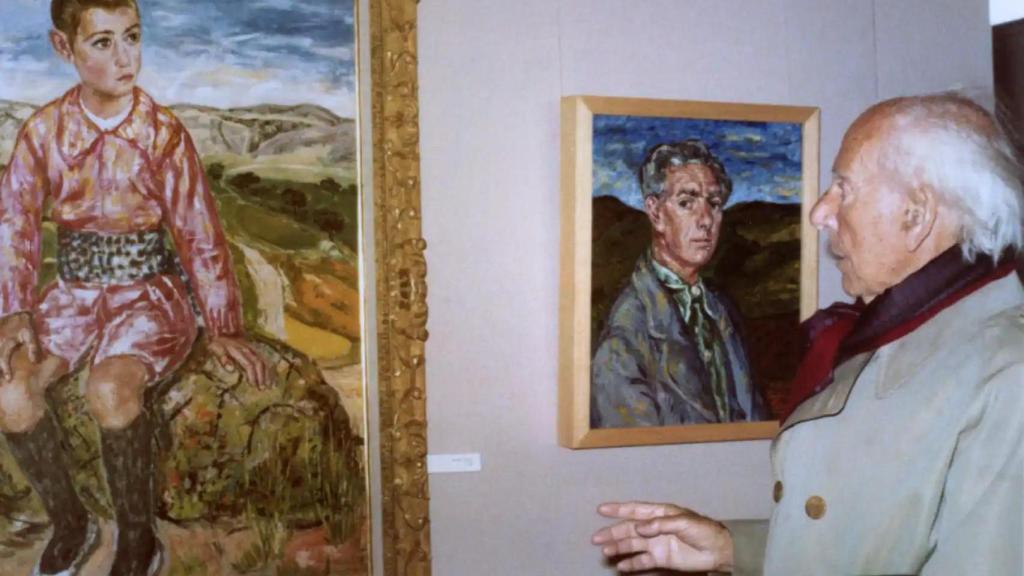 El pintor Benjamín Palencia contemplando sus cuadros en el Museo de Albacete.