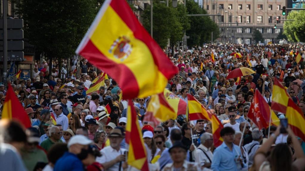 Miles de personas se manifiestan contra el Gobierno en la Plaza de España.
