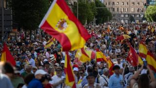 Miles de personas se manifiestan contra el Gobierno en la Plaza de España.