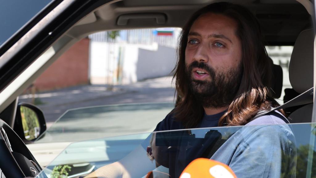 Juan Carmona, hijo de Juan José Carmona, miembro de Ketama, dejó el hospital acompañado por su esposa y sus dos familiares.