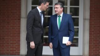 El presidente del Gobierno, Pedro Sánchez, recibe al portavoz del PNV en el Congreso, Aitor Esteban, en el Palacio de la Moncloa, a 13 de marzo de 2025, en Madrid (España).