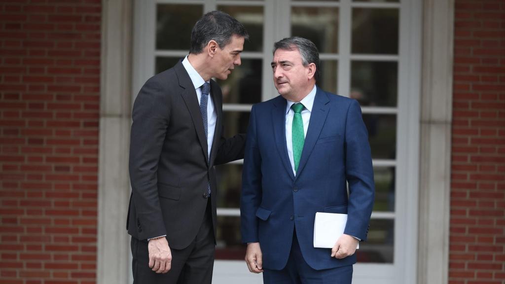 El presidente del Gobierno, Pedro Sánchez, y el dirigente del PNV, Aitor Esteban.