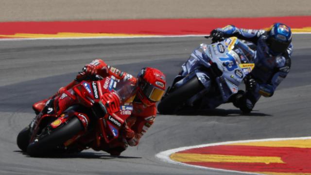 Marc Márquez traza un viraje con su GP25, seguido de su hermano Álex, en MotorLand Aragón.