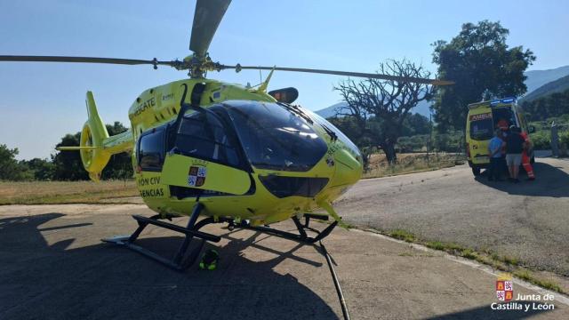 El helicóptero y una ambulancia trasladando al herido