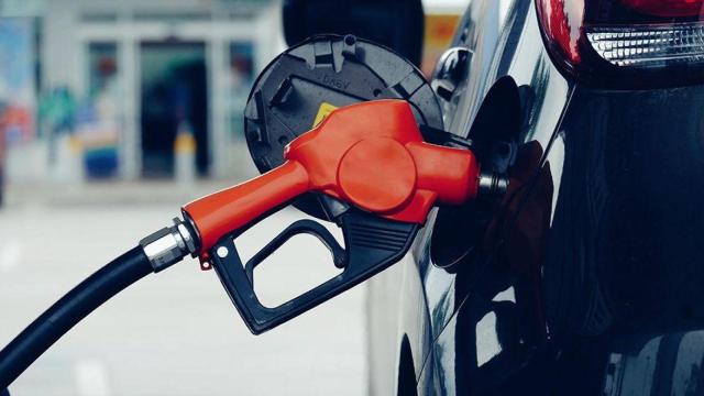Ni apagar el motor ni gasolina premium: el truco para ahorrar en combustible en España sin perder potencia