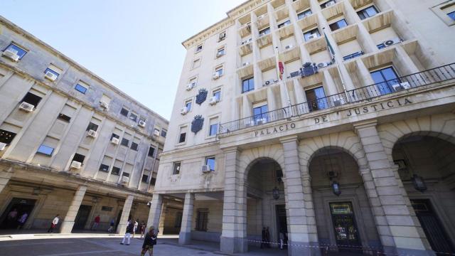 Detalle de la fachada principal de la Audiencia Provincial de Sevilla.