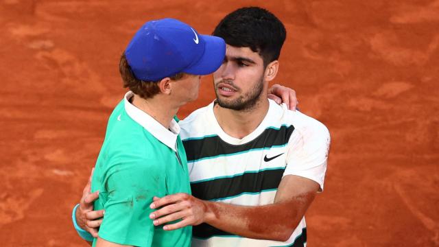 Sinner y Alcaraz se saludan tras la final de Roland Garros.