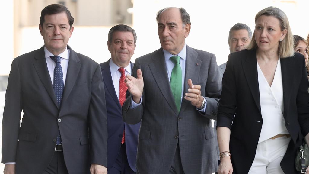El presidente de la Junta, Alfonso Fernández Mañueco, a su llegada al foro de La Razón celebrado este lunes