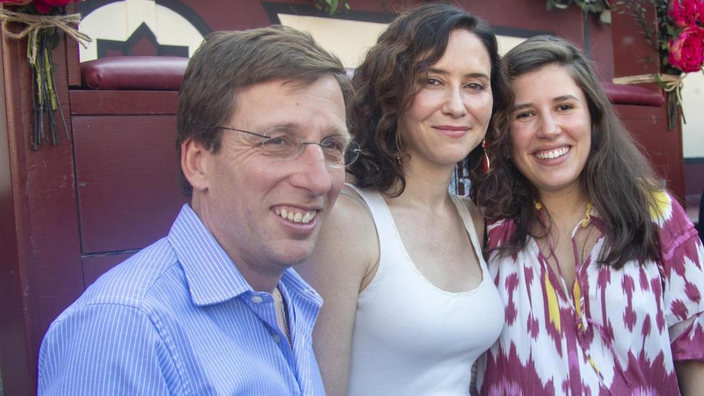 José Luis Martínez-Almeida, Isabel Díaz Ayuso y Teresa Urquijo en Los Toros.