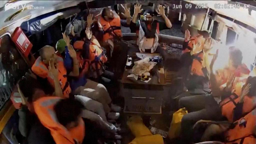 La tripulación del 'Madleen' en el interior del yate con las manos en alto justo antes de la intervención de los soldados israelíes.