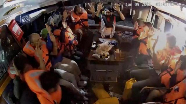 La tripulación del 'Madleen' en el interior del yate con las manos en alto justo antes de la intervención de los soldados israelíes.