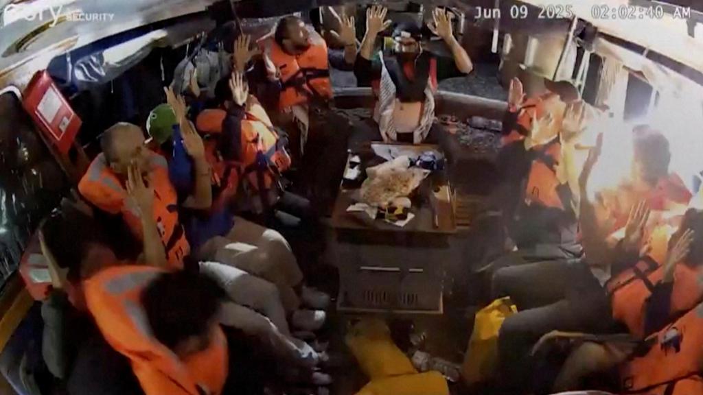 La tripulación del 'Madleen' en el interior del yate con las manos en alto justo antes de la intervención de los soldados israelíes.
