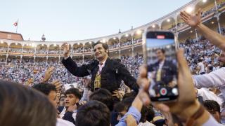 El torero Morante de la Puebla sale por la Puerta Grande por primera vez en su trayectoria.