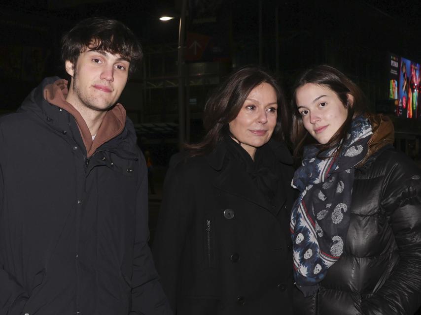 Nuria González con sus hijos, Iván y Alma, en 2023.
