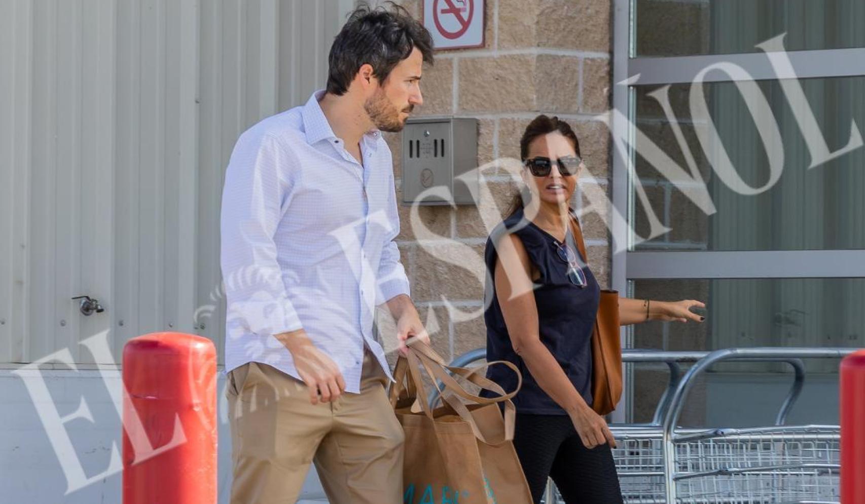 Marta Lopez y Alejandro Huerta en el hipermercado Costco de Las Rozas.
