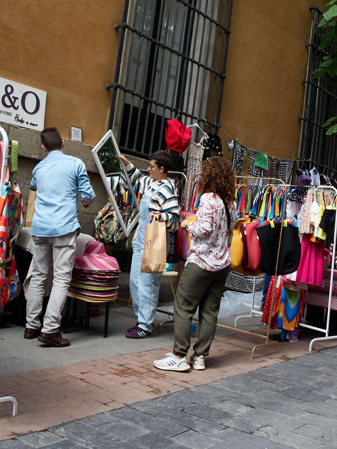 Una mujer compra en un puesto del Mercado de las Ranas