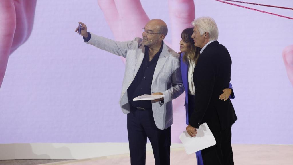 El momento divertido entre Richard Gere, Alejandra Silva y el presentador del evento.