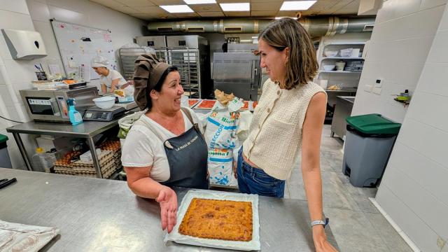 Susi y Elena en el horno de La Masa Tomasa con la coca amb tonyina.