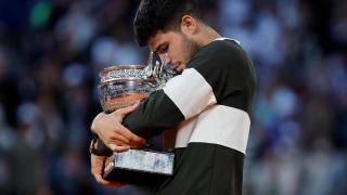 Carlos Alcaraz abraza la Copa de los Mosqueteros, el trofeo de campeón de Roland Garros