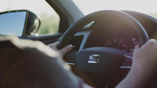 Un conductor al volante de su coche.