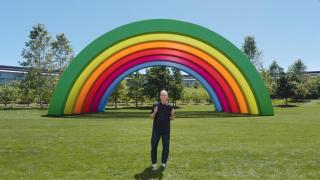 Tim Cook despidiendo la WWDC 2025.