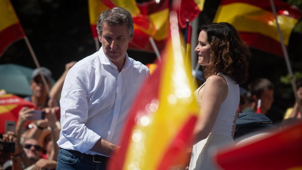 Alberto Núñez Feijóo e Isabel Díaz Ayuso, este domingo en la concentración contra Pedro Sánchez.