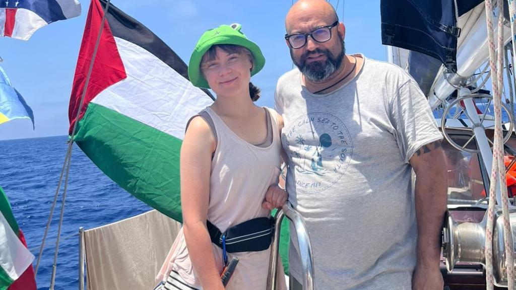 Sergio Toribio Sánchez junto a Greta Thunberg en el Madleen.