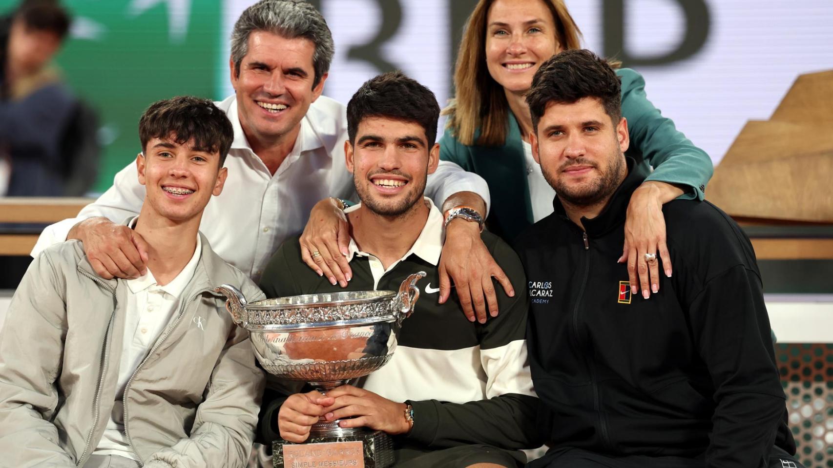 Carlos Alcaraz junto a su familia tras ganar el título en París.