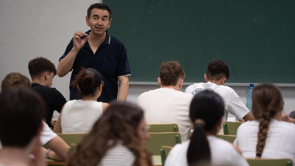 Un profesor durante la primera jornada de Selectividad 2025.