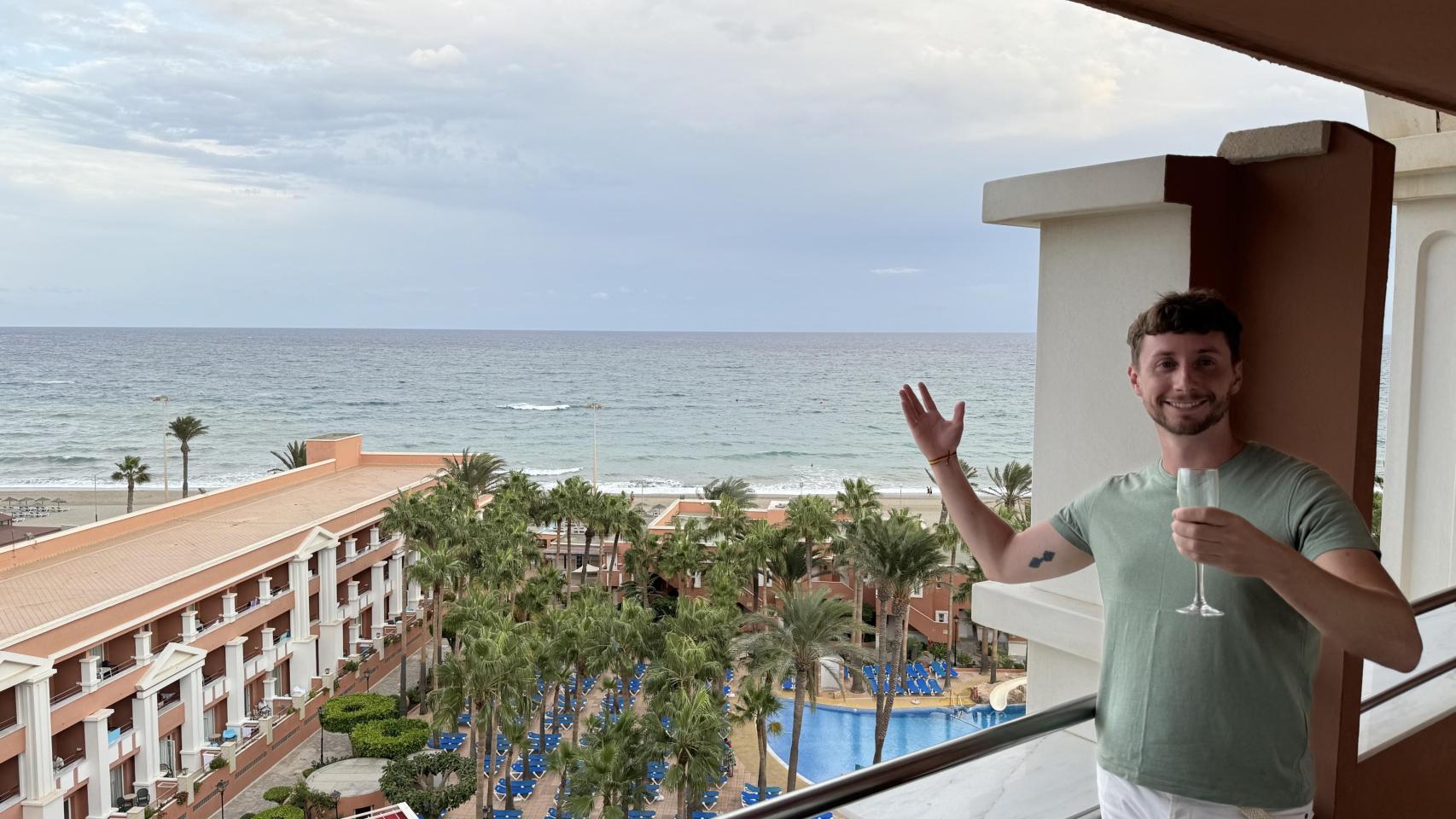 Javier Sobrino en uno de los hoteles que ha visitado.