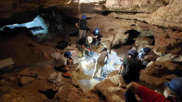 Trabajos en la Cueva por el equipo multidisciplinar años atrás y visita del alcalde a los mismos.