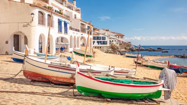 Barcos en la playa de Calella de Palafrugell, Costa Brava.