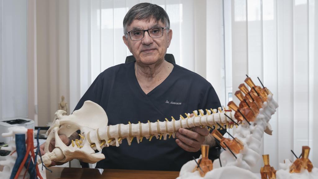 El doctor Antonio Luis Mostaza, el cirujano que ha operado 7.000 columnas, fue el primero de España tanto en hacer endoscopias para cirugías de raquis como en aplicar la IA a biomodelos y guías 3D para aumentar hasta un 99,7% la efectividad de las operaciones.