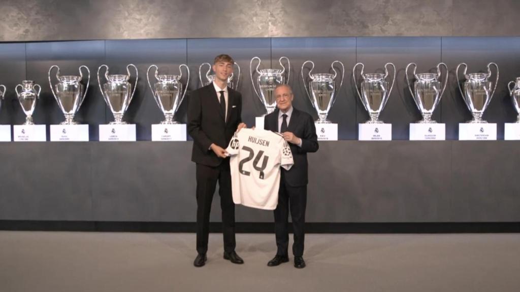 Dean Huijsen posa junto a Florentino Pérez con la camiseta del Real Madrid.