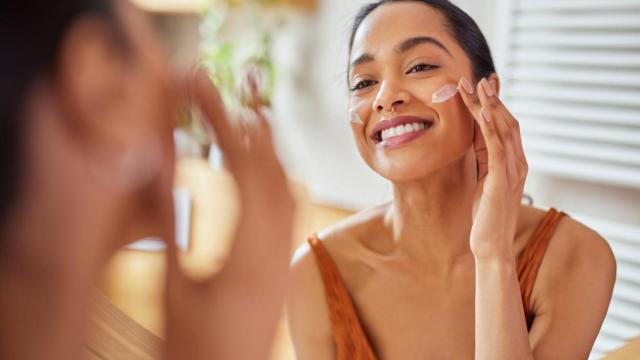Mujer echándose crema.