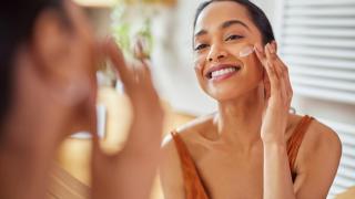 Mujer echándose crema.