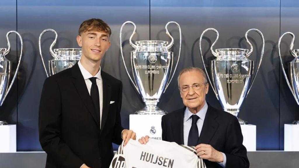 Dean Huijsen junto a Florentino Pérez, en su presentación con el Real Madrid