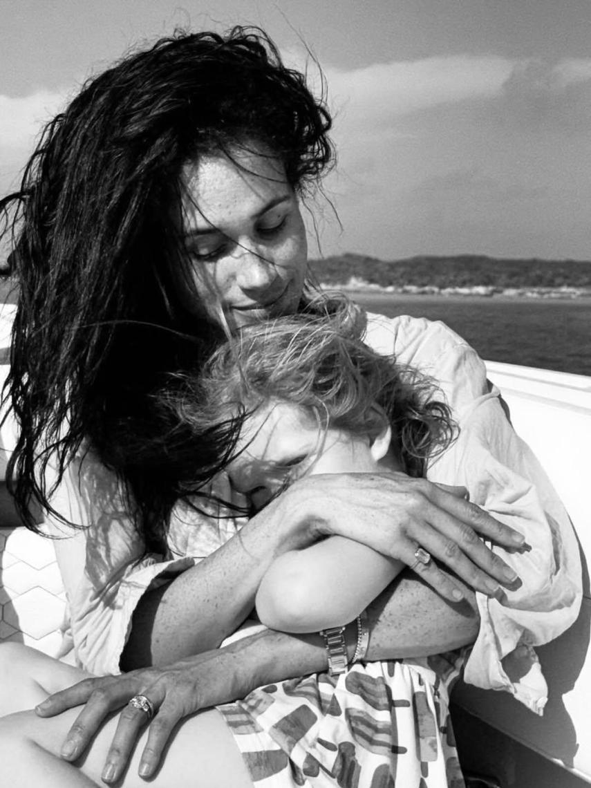 Meghan Markle y su hija, Lilibet, en una foto de redes sociales.