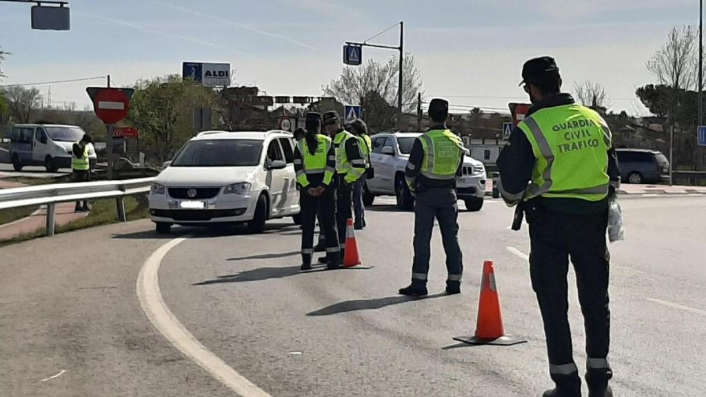 Hasta 150€ de multa: muchos conductores en España olvidan esto al salir del coche en una zona de carga