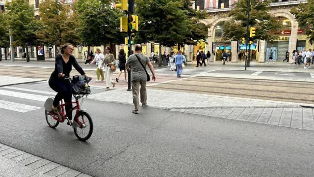 Una bici circulando en Zaragoza
