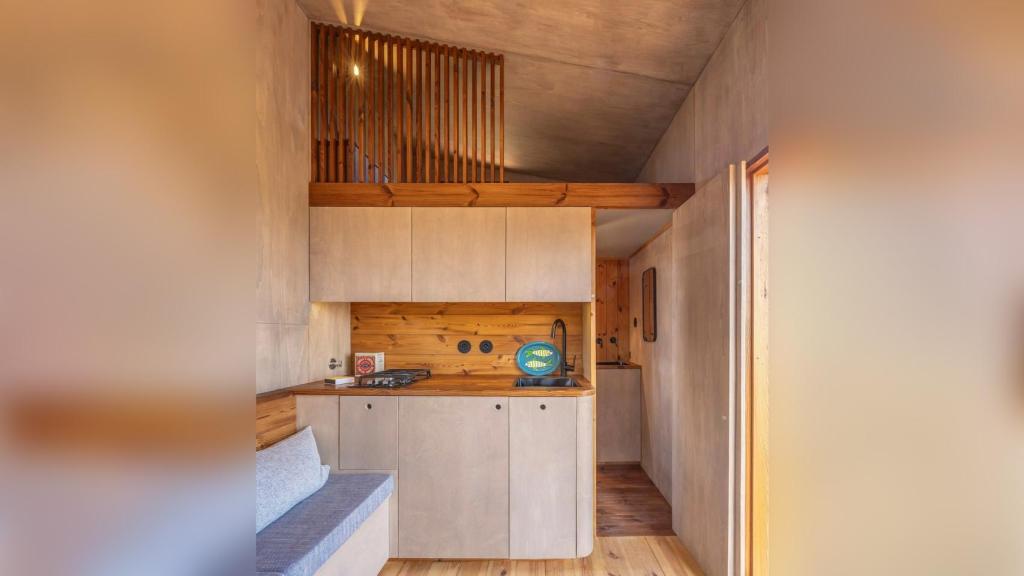 Cocina y 'loft' superior.