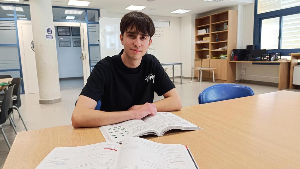 El estudiante Eduardo López, en la biblioteca del Colegio Montepinar durante la entrevista con EL ESPAÑOL.