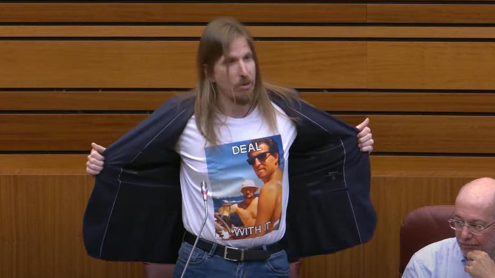 El portavoz de Podemos exhibe una camiseta de Feijóo con el narco Marcial  Dorado: "La mafia es el PP"