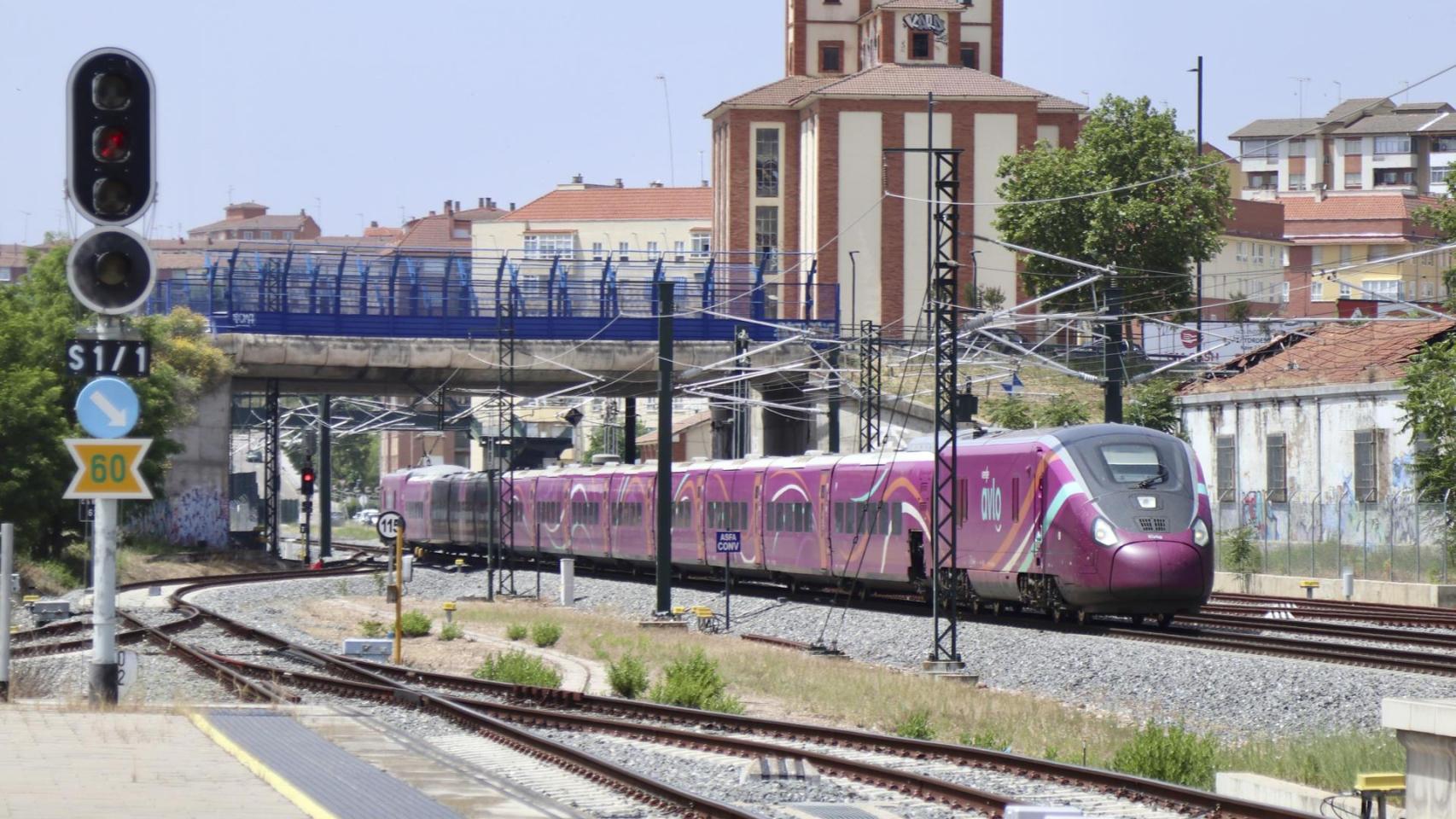 Un tren de Alta Velocidad (AVE) opera en la línea Madrid-Galicia.