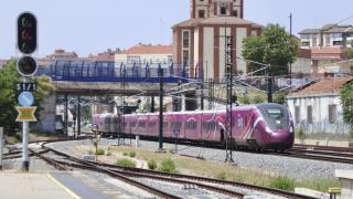 Un tren de Alta Velocidad (AVE) opera en la línea Madrid-Galicia.