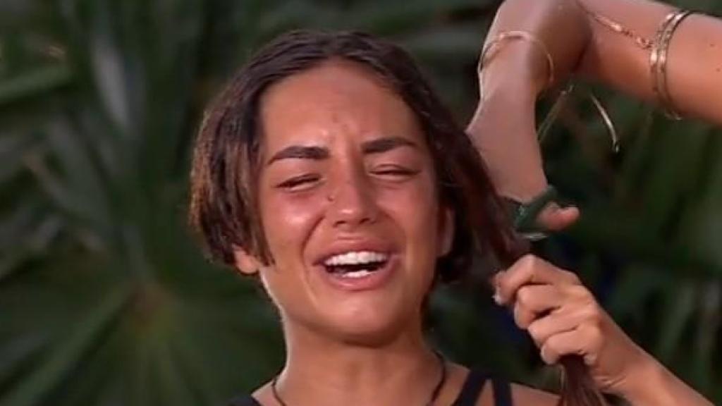 Laura Madrueño corta el pelo a Anita Williams en 'Supervivientes'.