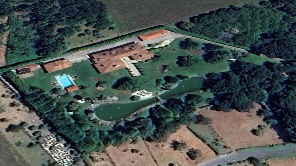 Julio Iglesias tiene varias residencias en el mundo: en la ciudad de Ojén de Madrid, en la República Dominicana y en Bahamas.