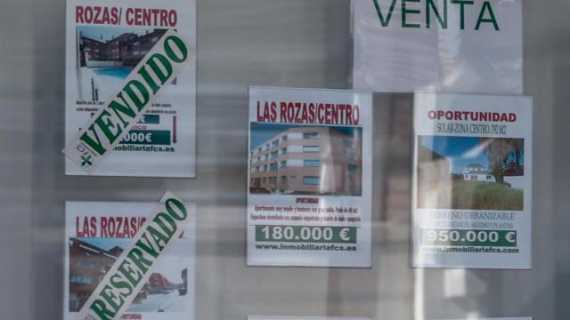Escaparate de anuncios de viviendas
