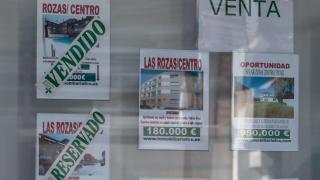Escaparate de anuncios de viviendas